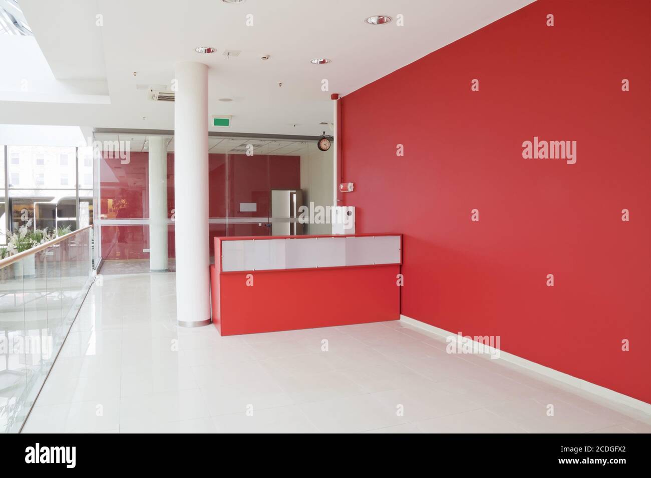 Grande parete rossa in un ufficio moderno Foto Stock