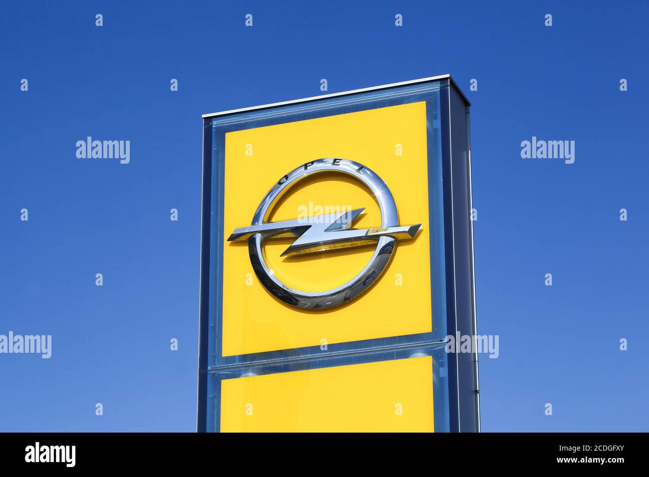 Risskov, Danimarca - 11 maggio 2019: Logo Opel su un pannello. Opel è un produttore automobilistico tedesco con sede a Russelsheim, Germania Foto Stock