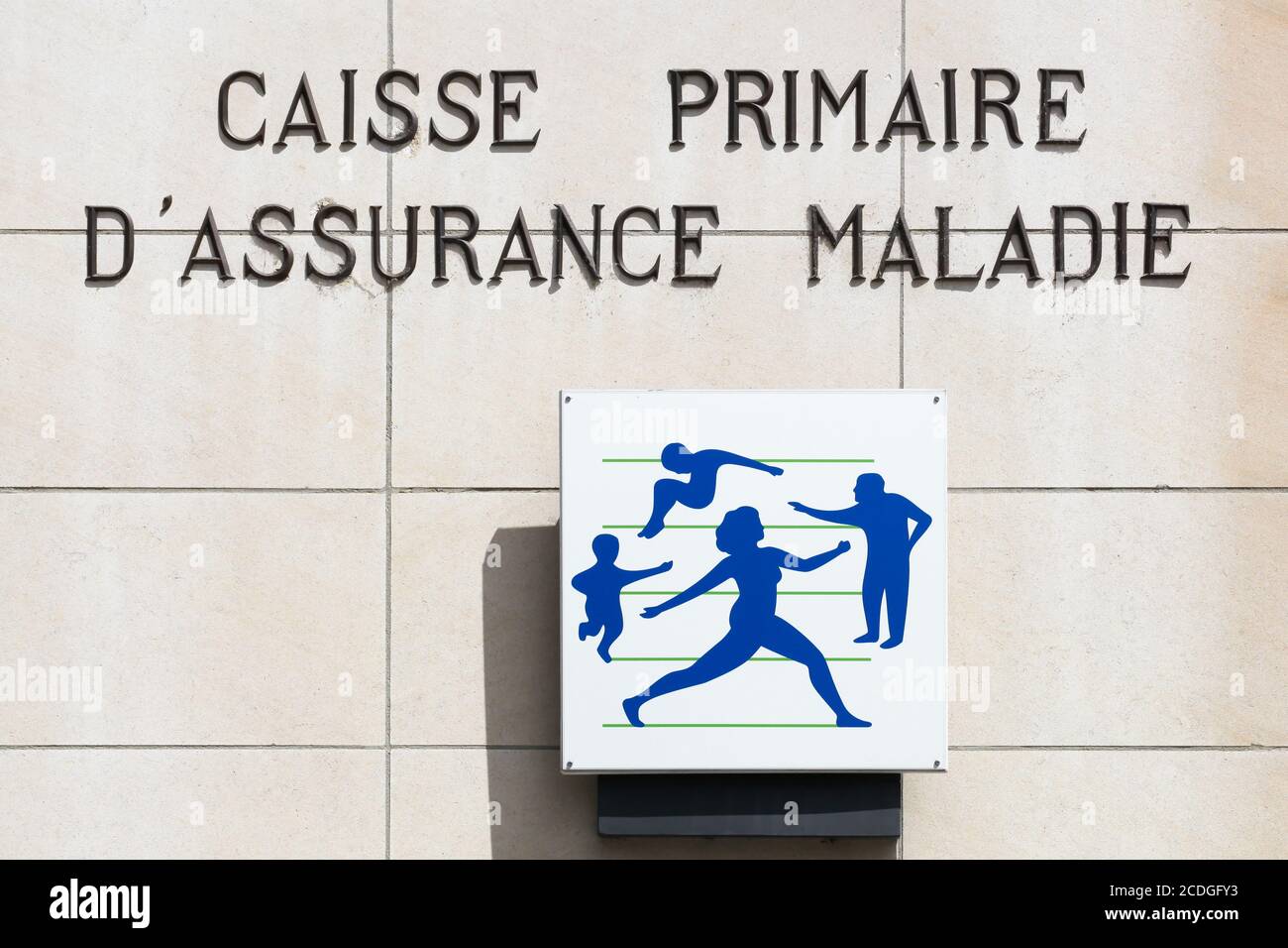 Vienne, Francia - 7 giugno 2020: Segnale di previdenza sociale su un muro. Ramo malattia chiamato Assurance Maladie è uno dei quattro rami Foto Stock