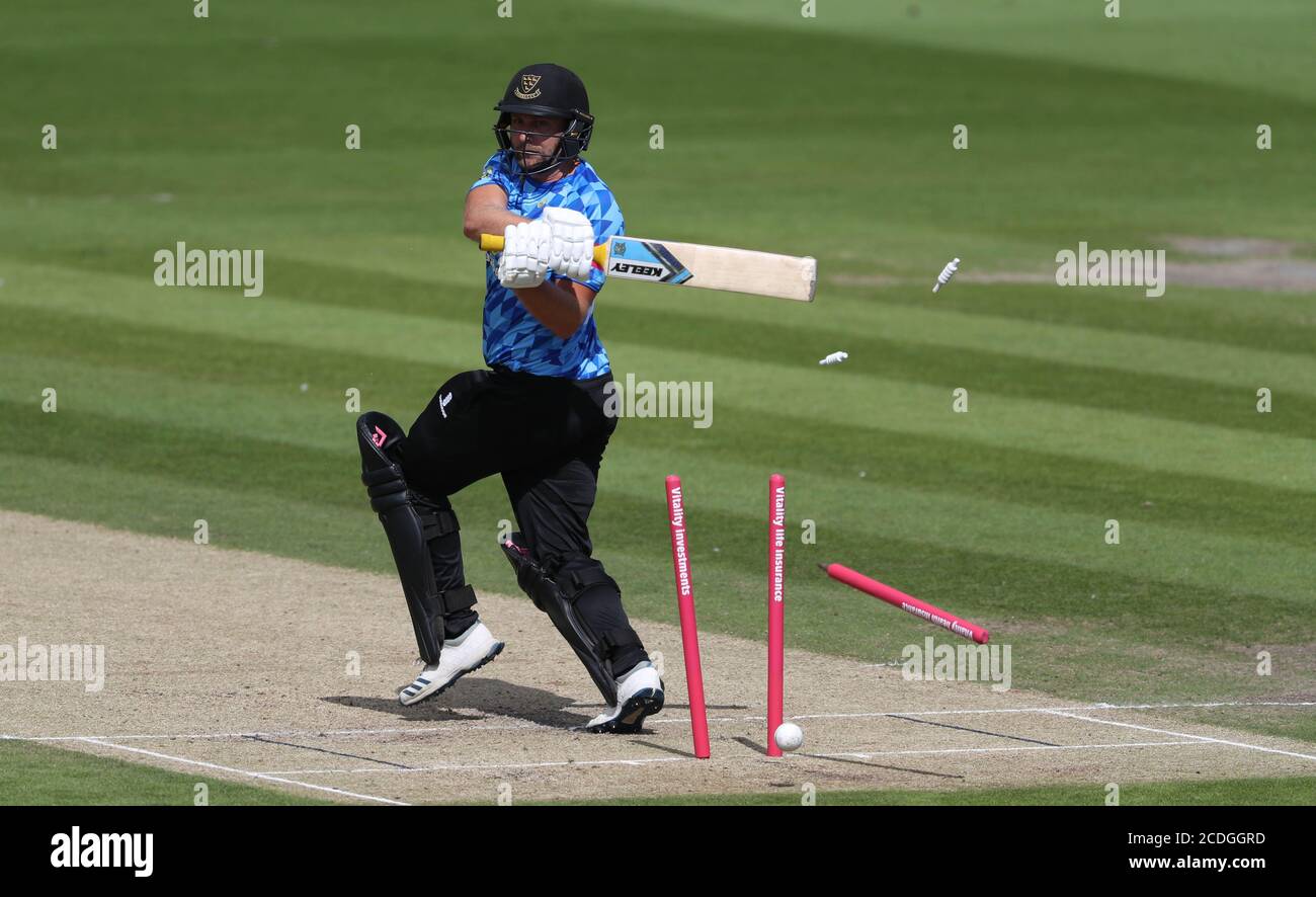 Hove, Regno Unito. 28 Agosto 2020. Luke Wright di Sussex è invisciato da Gus Atkinson di Surrey durante la partita Vitality Blast T20 tra Sussex Sharks e Surrey al 1 ° Central County Ground, Hove Credit: James Boardman/Alamy Live News Foto Stock