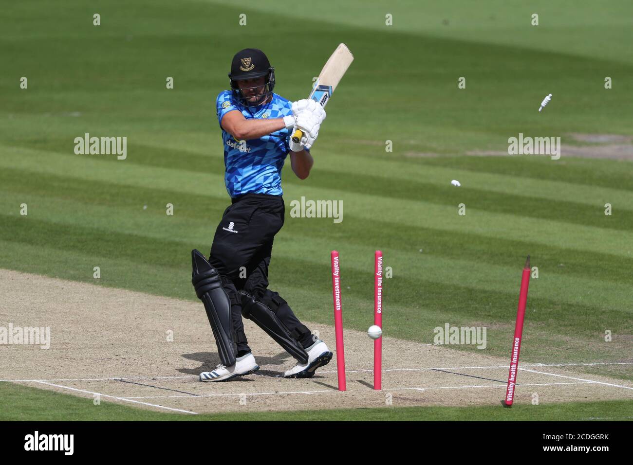 Hove, Regno Unito. 28 Agosto 2020. Luke Wright di Sussex è invisciato da Gus Atkinson di Surrey durante la partita Vitality Blast T20 tra Sussex Sharks e Surrey al 1 ° Central County Ground, Hove Credit: James Boardman/Alamy Live News Foto Stock