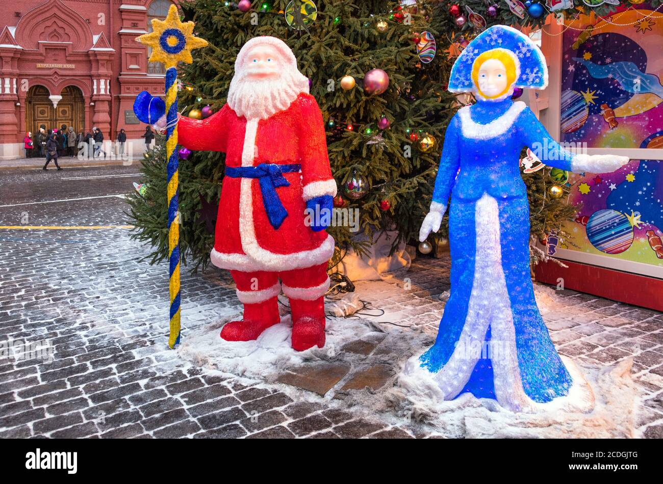 Ded Moroz e Snegurochka, che portano regali ai bambini la vigilia di Capodanno, Piazza Rossa di Mosca, Russia Foto Stock