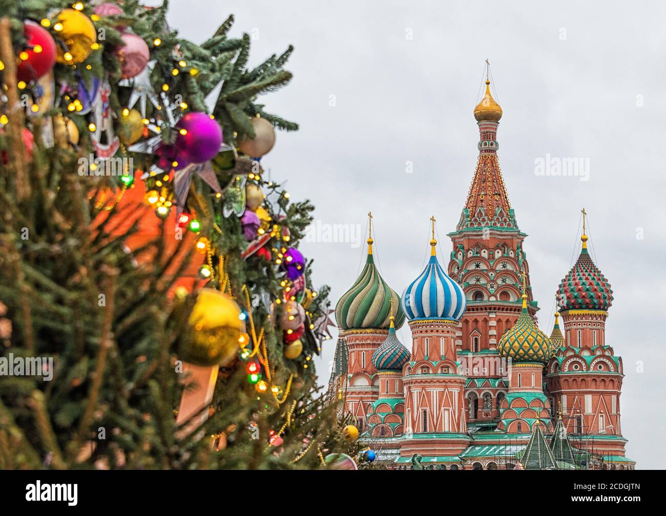 Decorazioni di Capodanno sulla Piazza Rossa, con la Cattedrale di San Basilio sullo sfondo, Mosca, Russia Foto Stock
