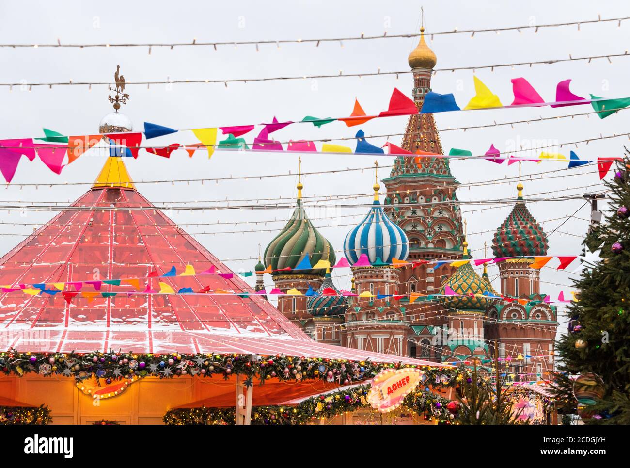Decorazioni di Capodanno sulla Piazza Rossa, con la Cattedrale di San Basilio sullo sfondo, Mosca, Russia Foto Stock