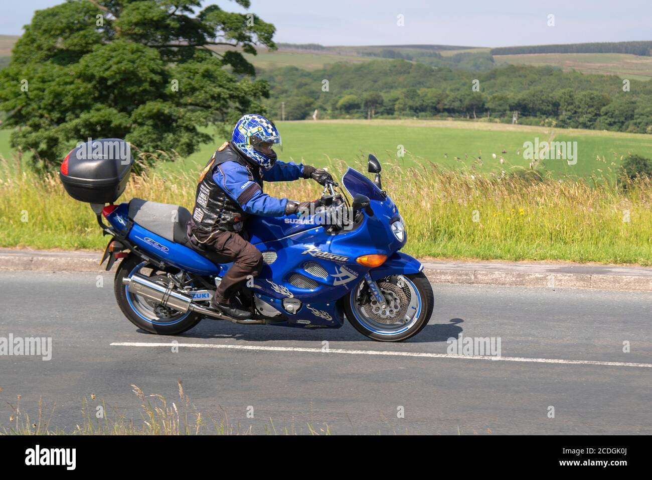 1998 90s blu Suzuki Katana Motorbike rider; trasporto a due ruote, motocicli, veicoli, strade, Motociclette, motociclisti a Chorley, Regno Unito Foto Stock