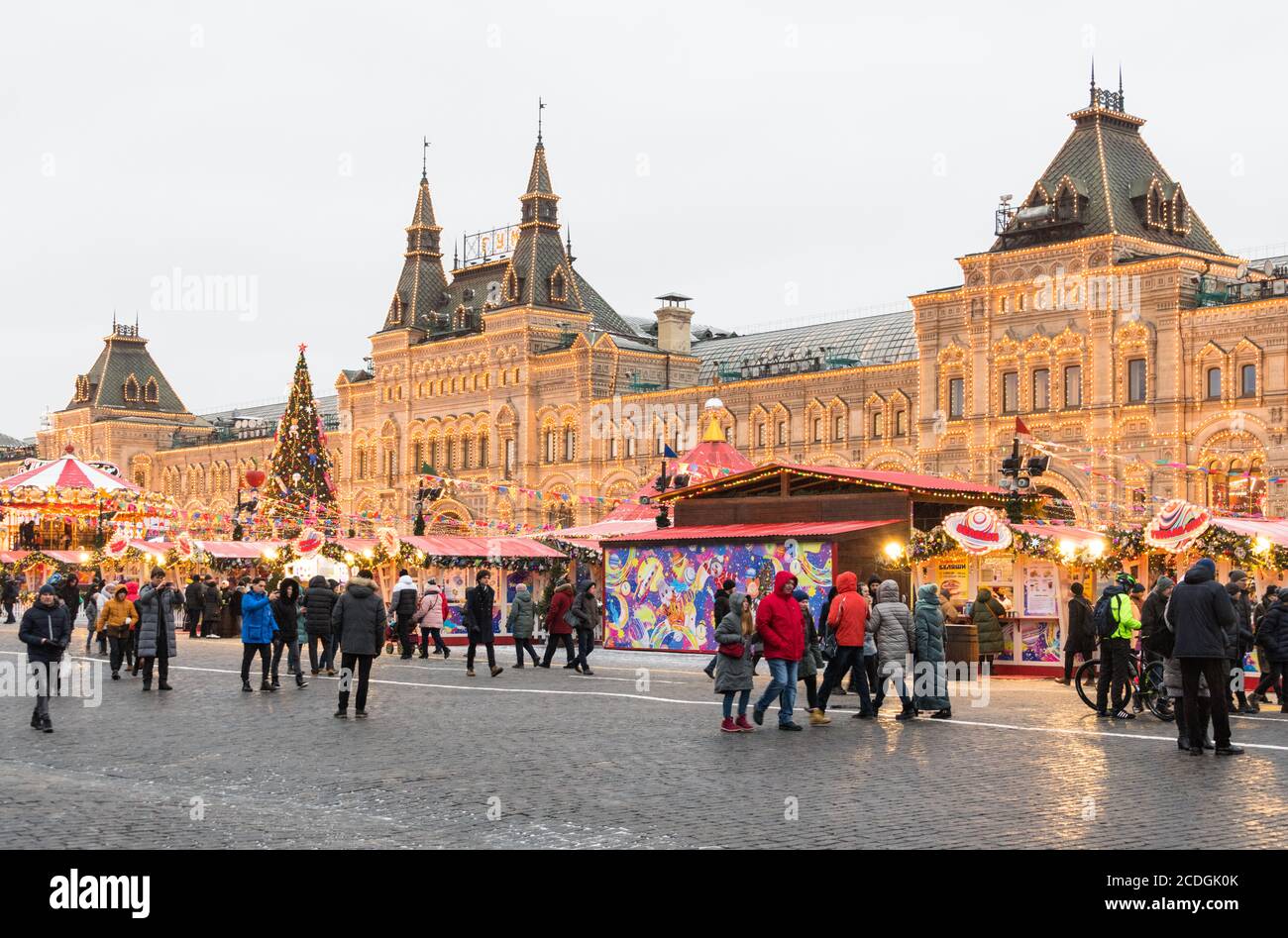 Capodanno e decorazioni natalizie sulla Piazza Rossa, con GUM (grande magazzino) sullo sfondo, Mosca, Russia Foto Stock