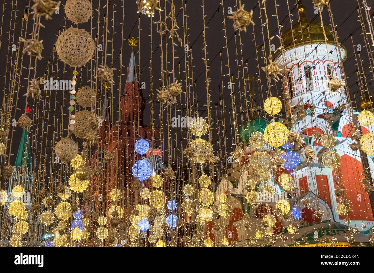 Capodanno si illumina in via Nikolskaya, con (da sinistra a destra) la Torre Nikolskaya, il Museo storico di Stato e la Cattedrale di Kazan sullo sfondo Foto Stock