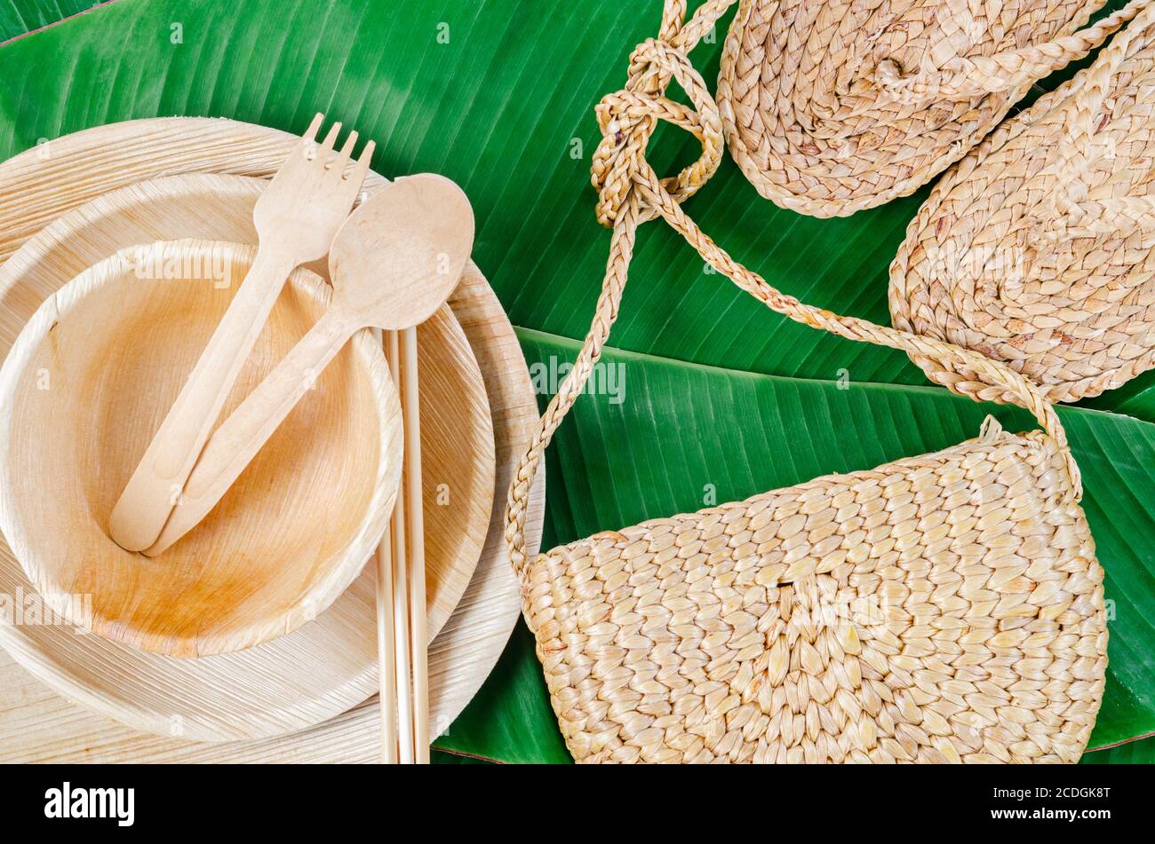 Utensili da cucina realizzati con palma in foglia di betel, Flip flop e borsa realizzati con giacinto d'acqua o giacinto d'acqua galleggiante, materiale naturale. il pr verde Foto Stock