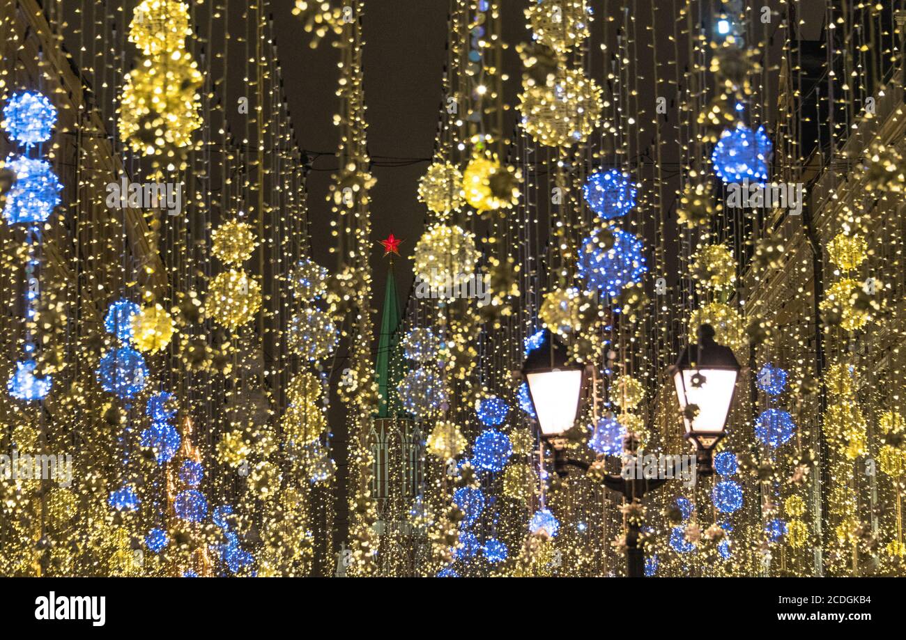 La vigilia di Capodanno si illumina in via Nikolskaya, con la torre Nikolskaya sullo sfondo, Mosca, Russia Foto Stock