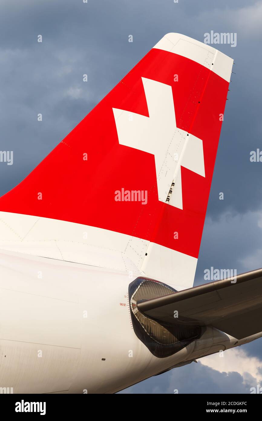 Zurigo, Svizzera - 22 luglio 2020: Coda degli aerei Swiss Airbus A330-300 all'aeroporto di Zurigo (ZRH) in Svizzera. Foto Stock
