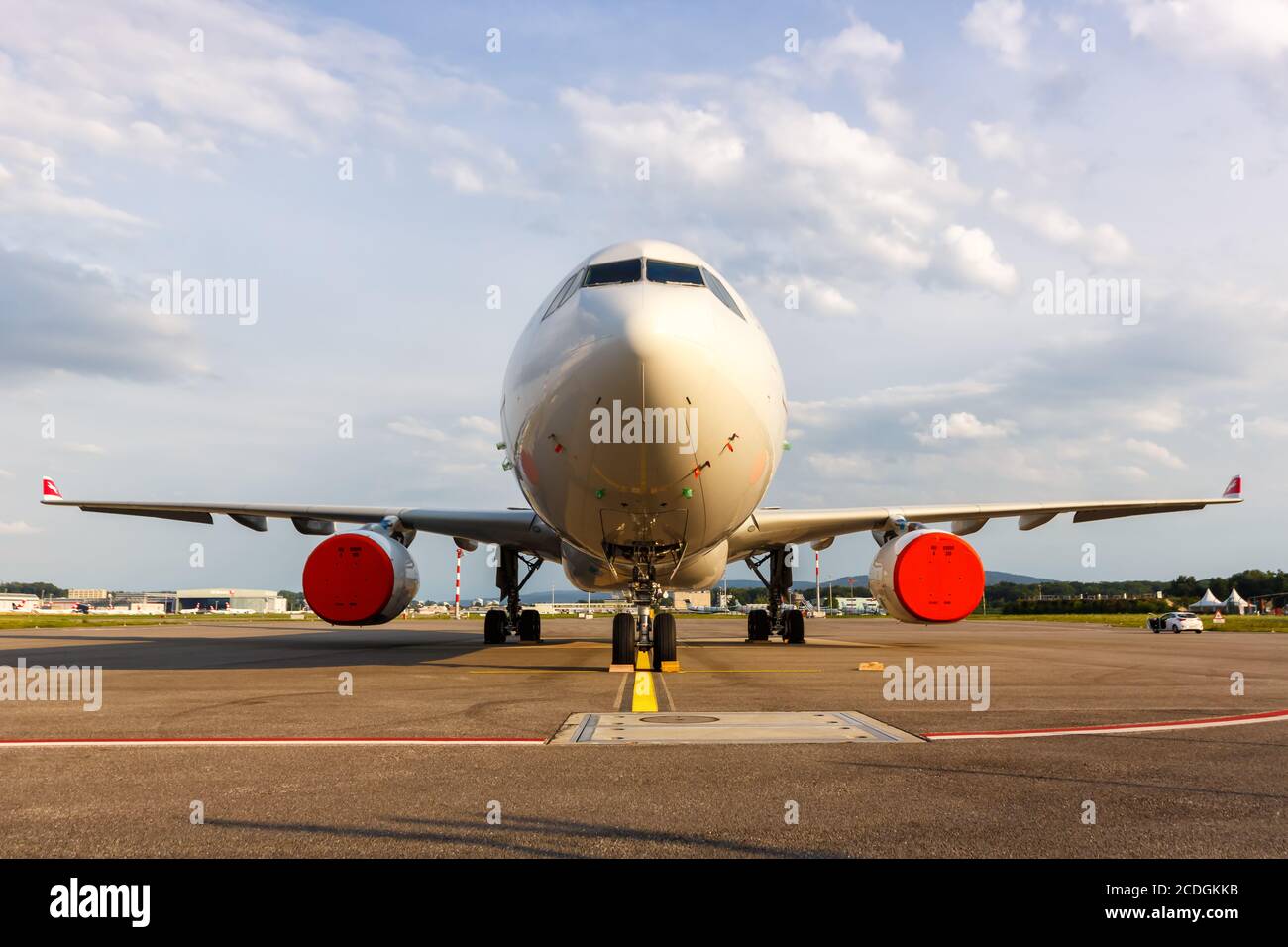 Zurigo, Svizzera - 22 luglio 2020: Aeromobile Airbus A330-300 svizzero presso l'aeroporto di Zurigo (ZRH) in Svizzera. Airbus è un produttore europeo di aeromobili Foto Stock