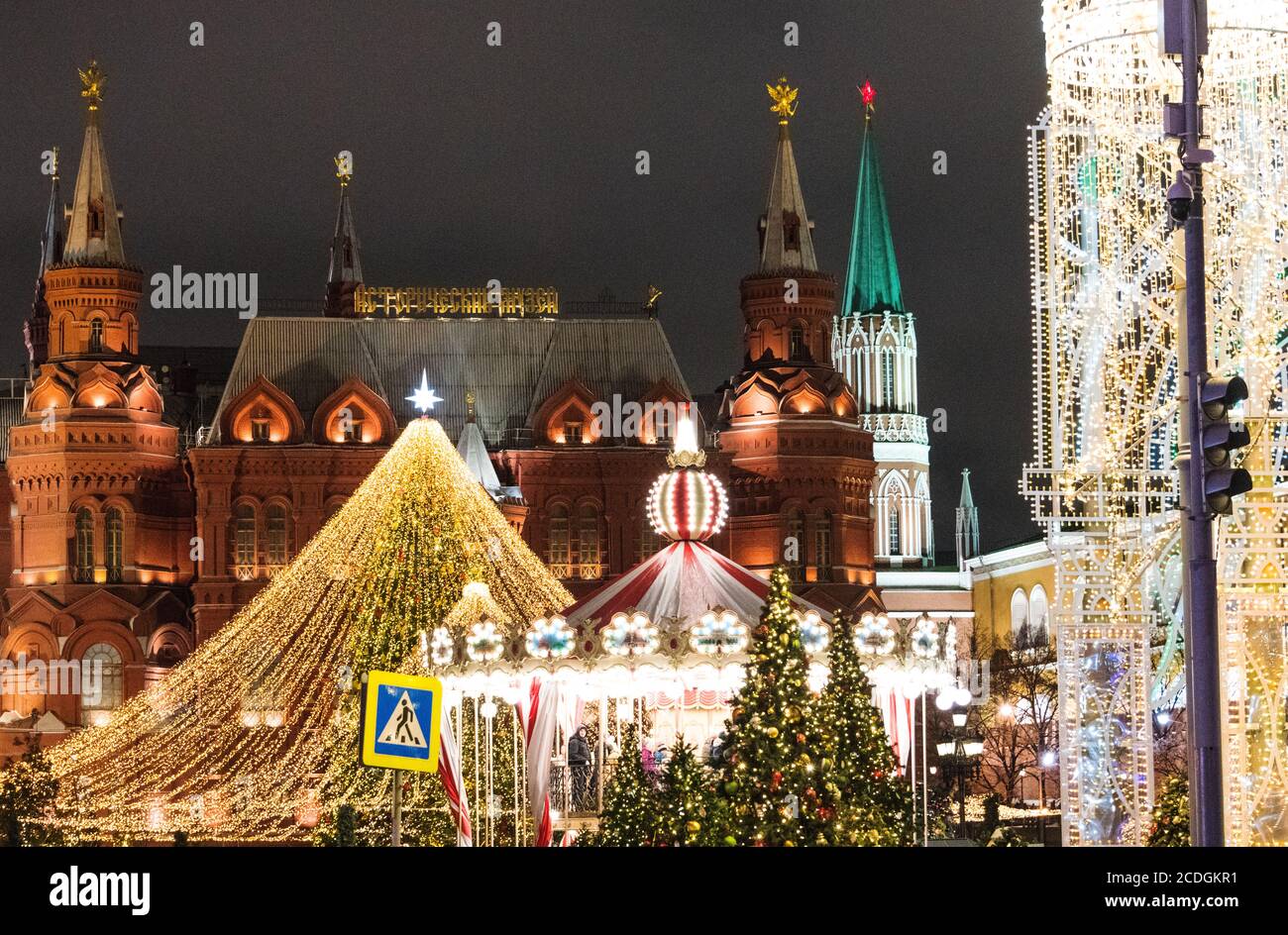 Museo storico di Stato e la Torre del Cremlino di Nikolskaya incorniciata dalle decorazioni di Capodanno e Natale, Mosca, Russia Foto Stock