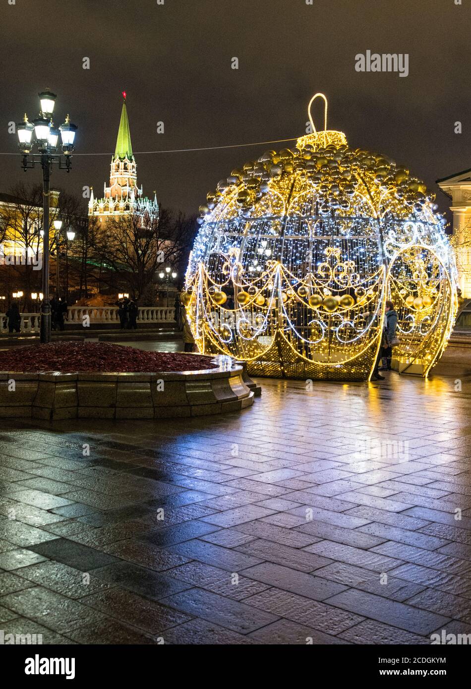 Un gigante Capodanno e albero di Natale bauble decorazione con la Torre Troitskaya sullo sfondo, Mosca, Russia Foto Stock