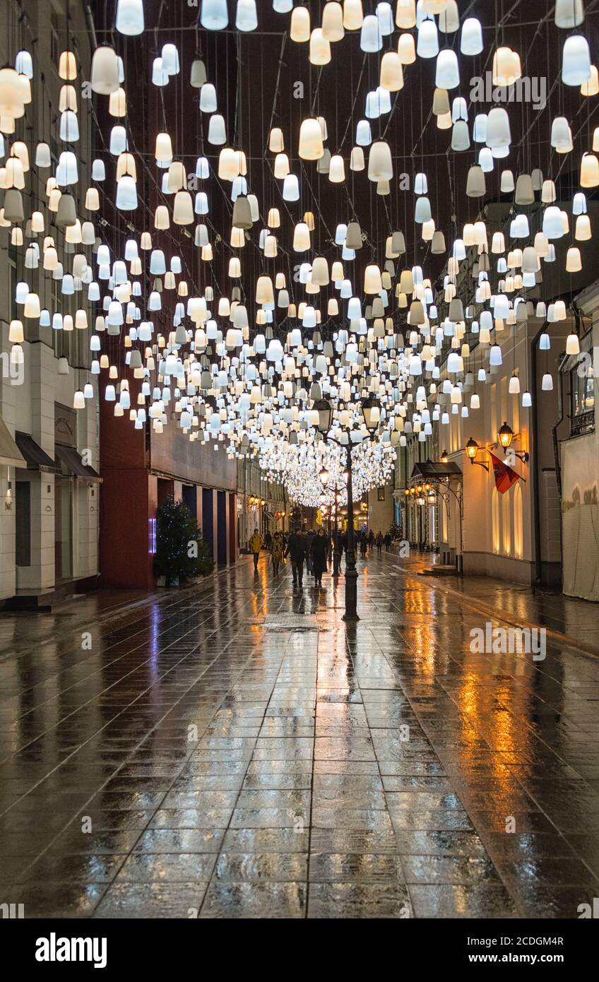 Luci di Capodanno e Natale sul pereulok Kamergersky, Mosca, Russia Foto Stock