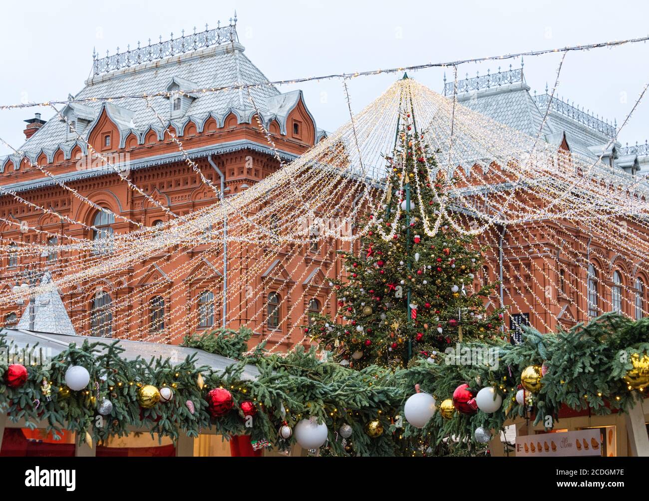 Decorazioni per l'anno nuovo e gli alberi di Natale di fronte al Museo storico di Stato, Mosca, Russia Foto Stock