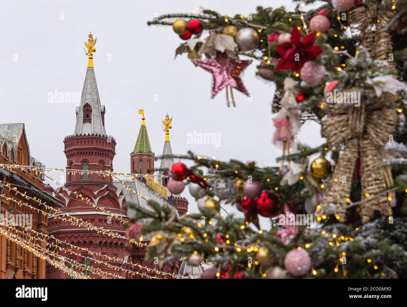 Capodanno e decorazioni natalizie con il Museo storico di Stato sullo sfondo, Mosca, Russia Foto Stock