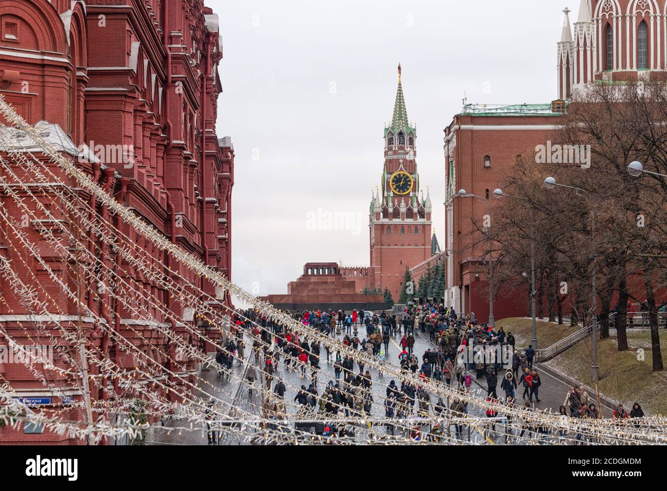 Vista verso Piazza Rossa con il Mausoleo di Lenin e la Torre Spasskaya, Mosca, Russia Foto Stock