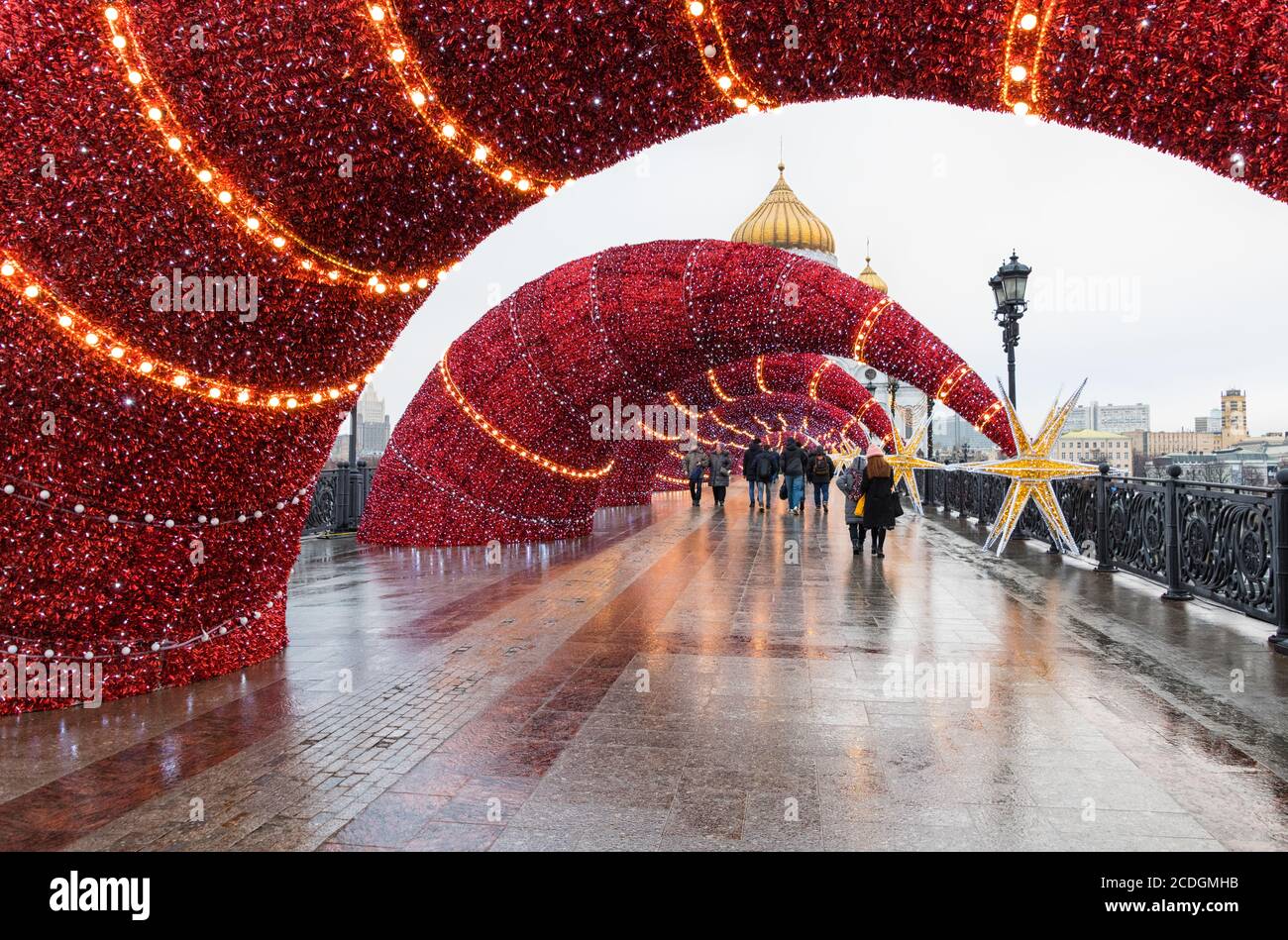 Decorazioni di Natale e Capodanno sul Ponte Patriarshy, con la Cattedrale di Cristo Salvatore sullo sfondo, Mosca, Russia Foto Stock