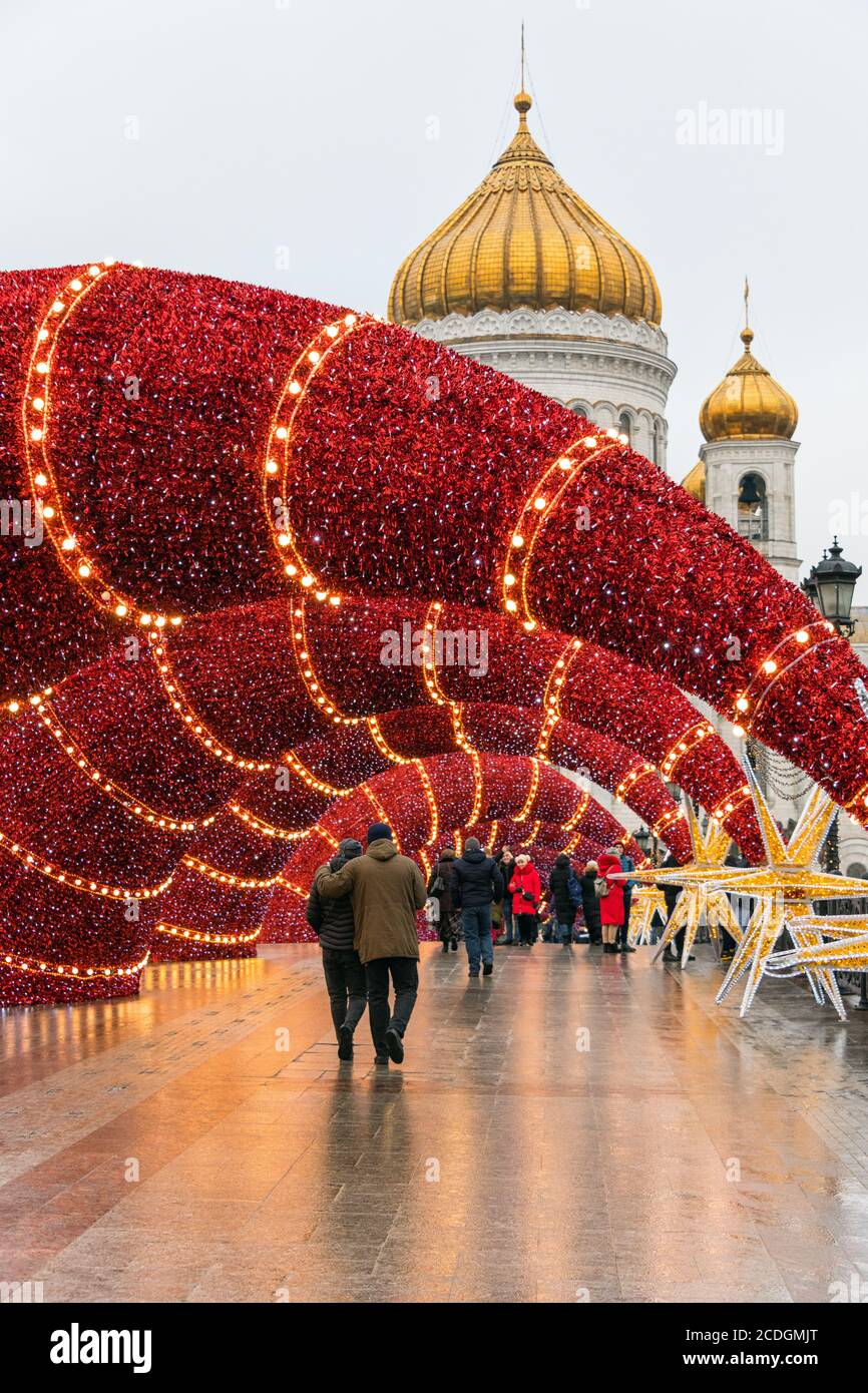 Decorazioni di Natale e Capodanno sul Ponte Patriarshy, con la Cattedrale di Cristo Salvatore sullo sfondo, Mosca, Russia Foto Stock