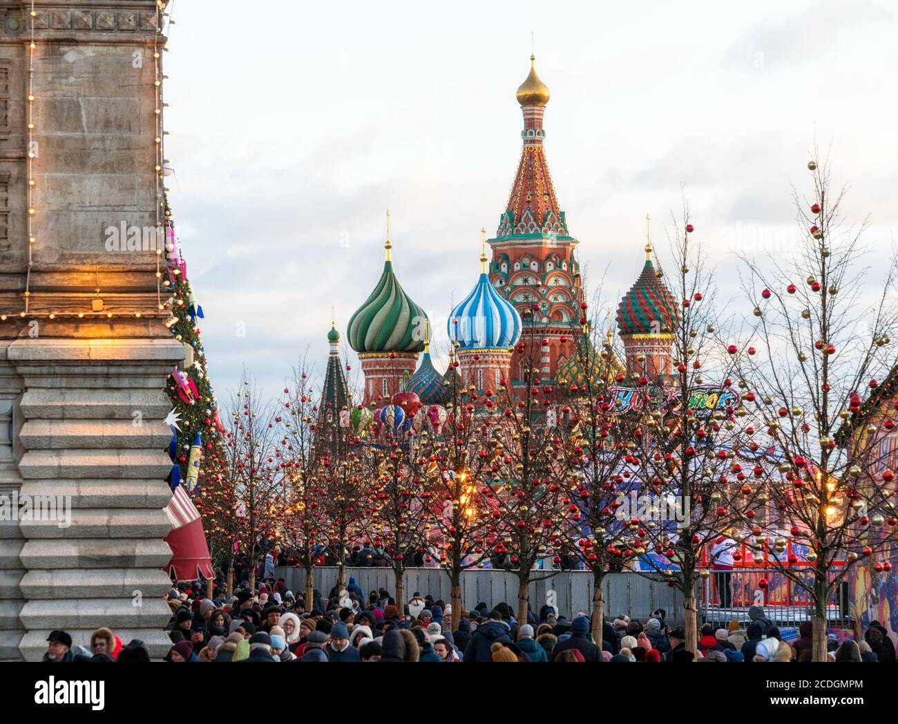 Festa di Capodanno sulla Piazza Rossa, con la Cattedrale di San Basilio sullo sfondo, Mosca, Russia Foto Stock