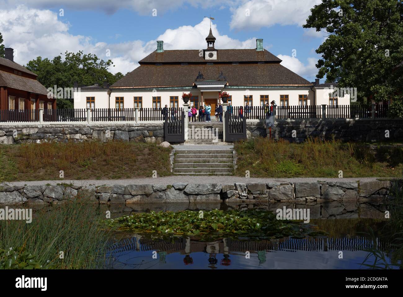 Persone di fronte al maniero di Skogaholm nel museo all'aperto Skansen, Stoccolma, Svezia Foto Stock