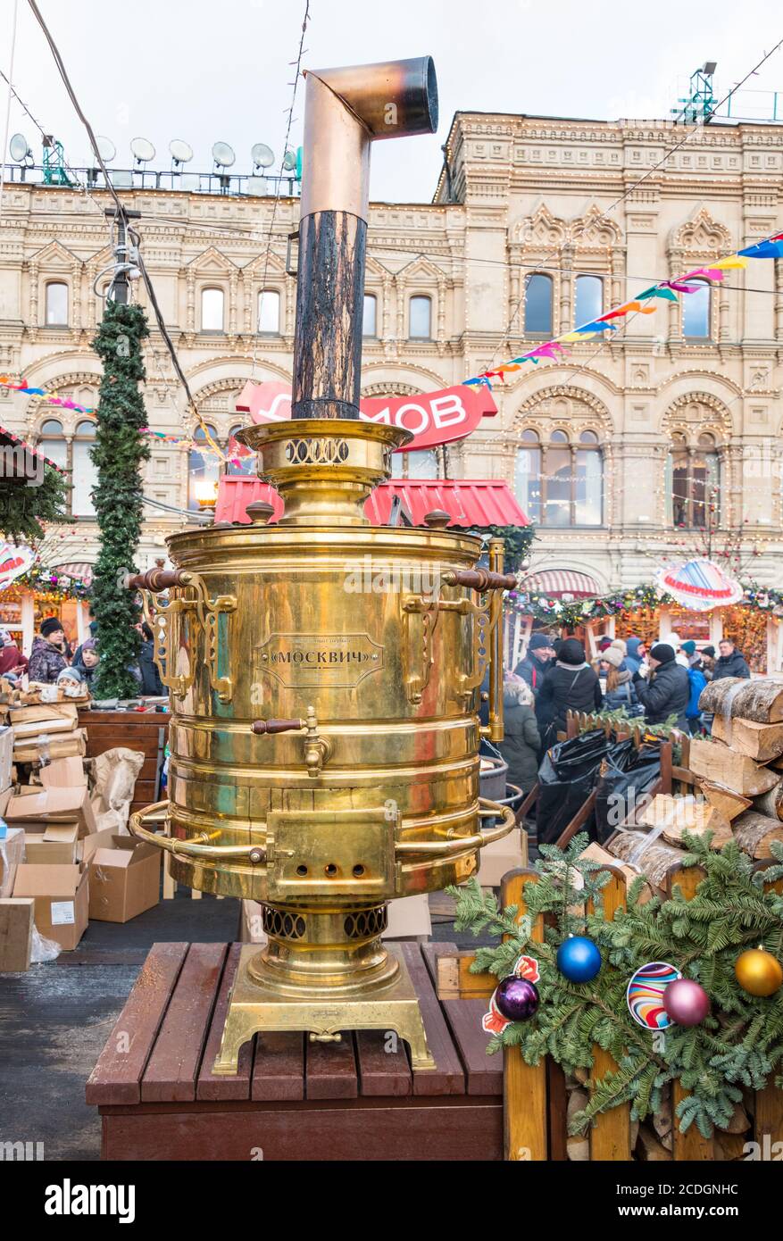 Samovar al mercato di Natale della Piazza Rossa, Mosca, Russia Foto Stock