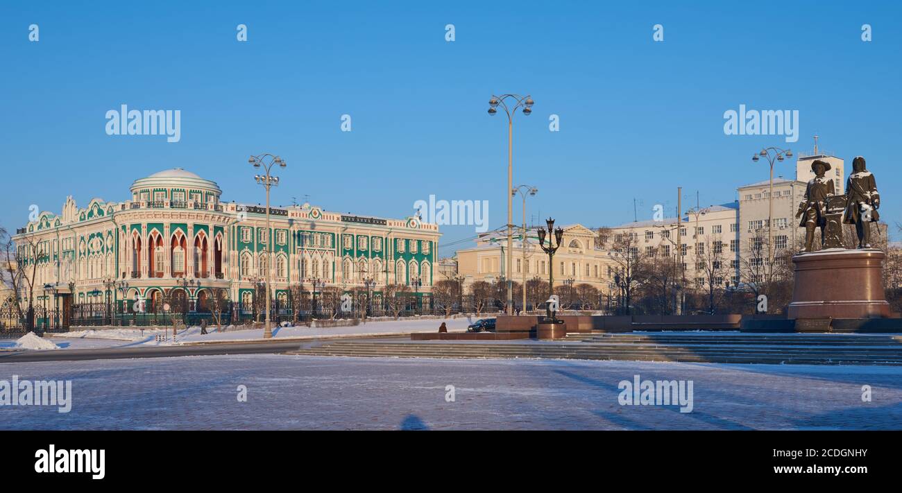 Ekaterinburg, Russia - 1 gennaio 2015: Casa di N. I. Sevastianov monumento Tatischev e de Genninin un giorno d'inverno Foto Stock