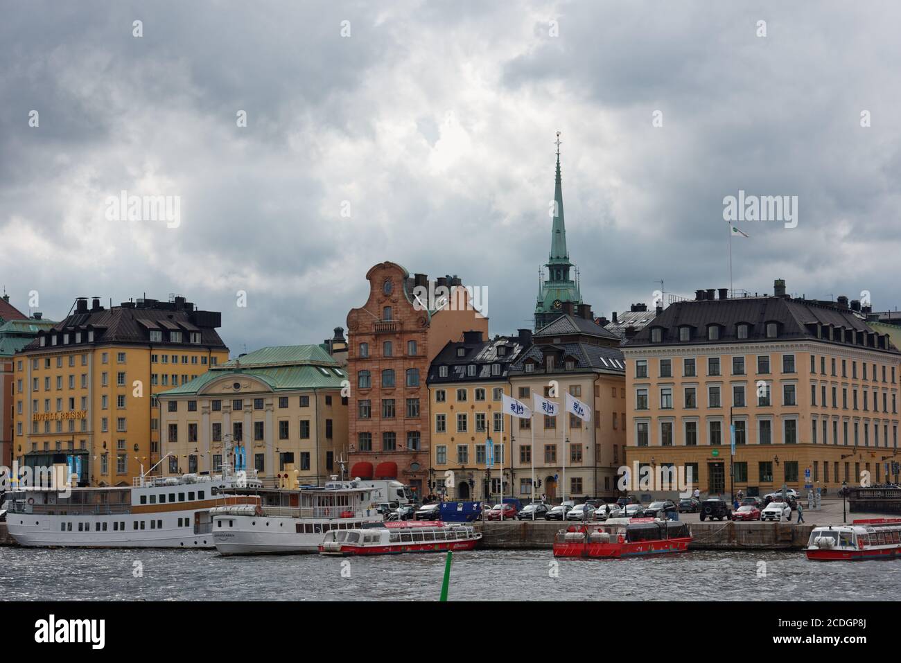 Tour di barche e navi a Skeppsbrokajen, una banchina nel centro di Stoccolma, Svezia. La banchina forma il lungomare est della città vecchia Gamla Stan Foto Stock