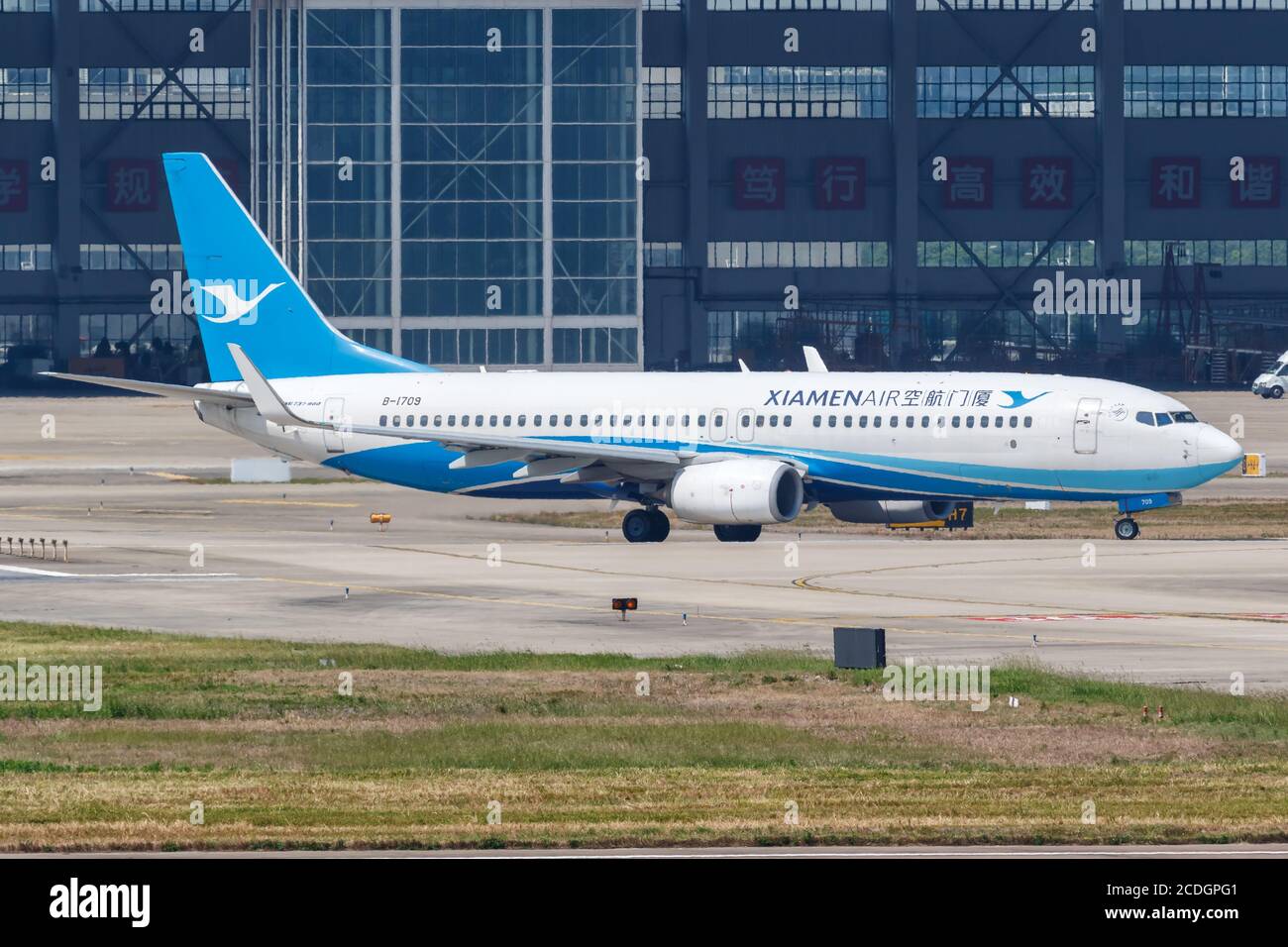 Shanghai, Cina - 27 settembre 2019: Aereo Xiamenair Boeing 737-800 all'aeroporto di Shanghai Hongqiao (SHA) in Cina. Boeing è un aereo americano ma Foto Stock
