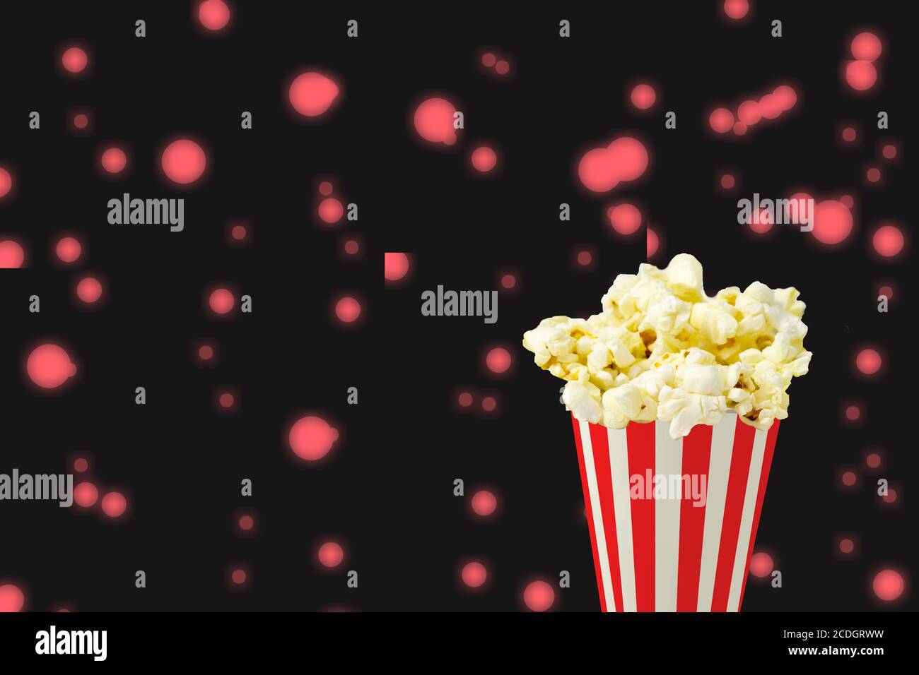 Sfondo cinematografico creativo Popcorn Pubblicità per l'industria cinematografica., 3D renden POPCORN . Visualizzazione professionale di illustrazioni altamente realistiche Foto Stock