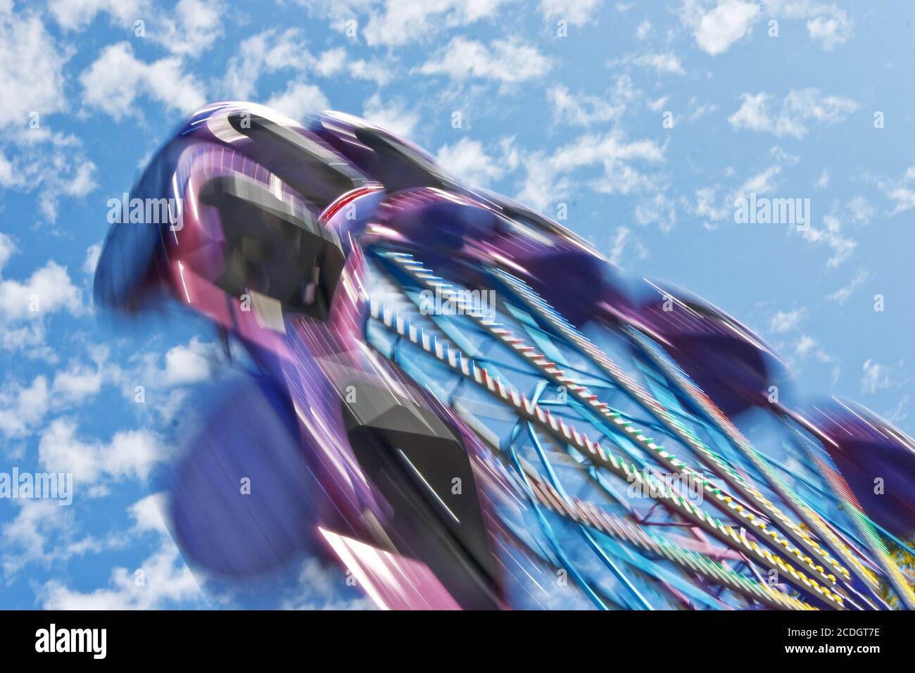 Attrazione popolare nel parco - una ruota panoramica su un b Foto Stock