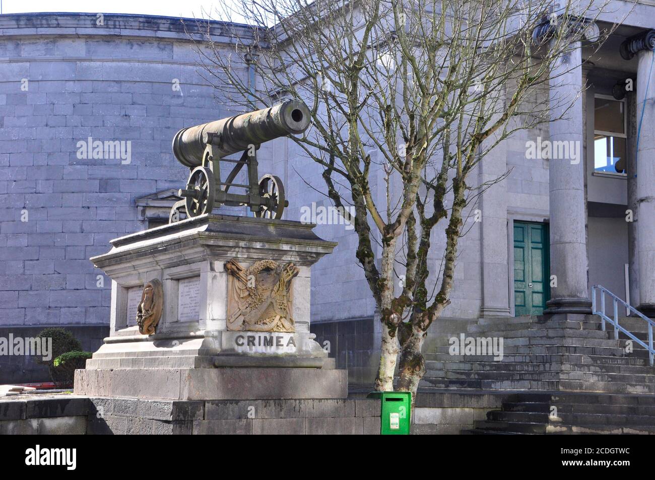 Il monumento agli uomini caduti nella guerra di Crimea fuori dal tribunale di Tralee.County Kerry. Irlanda Foto Stock