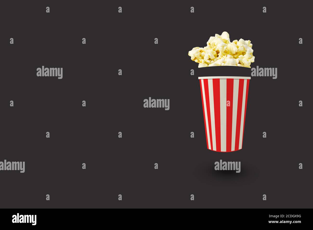Pop corn creativo su sfondo grigio nero, tazza professionale di cinema: Visualizzazione 3D Foto Stock