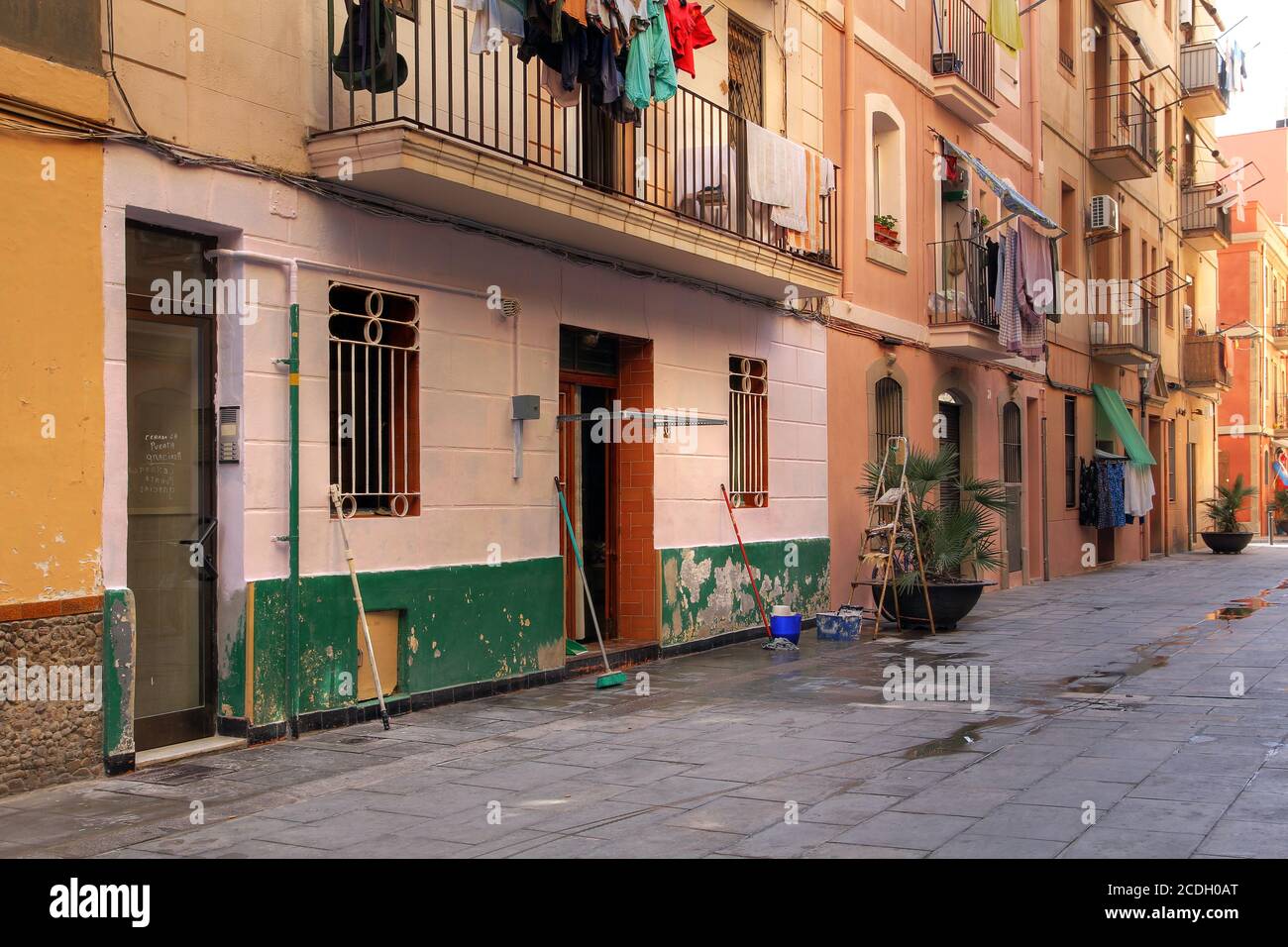 Una scena di una stretta strada pedonale a la Barceloneta, un quartiere a Barcellona, Spagna. Costruito nel 18 ° secolo è ancora abitato da molti f Foto Stock
