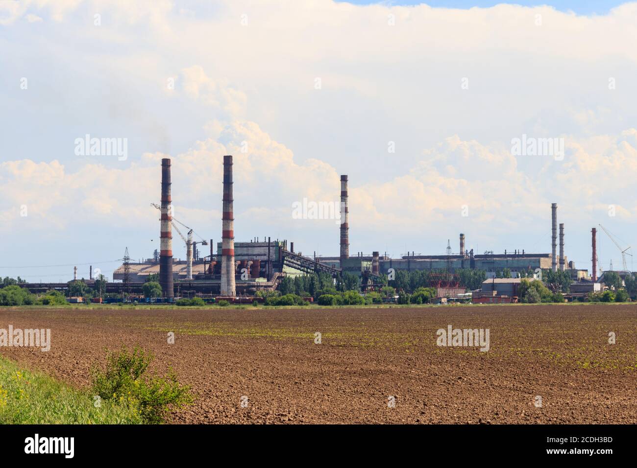 Paesaggio industriale. Vista della fabbrica a Nikopol, regione di Dnepropetrovsk. Nikopol Ferroloy Plant è un produttore di Ferroloy manganese e relativi ma Foto Stock