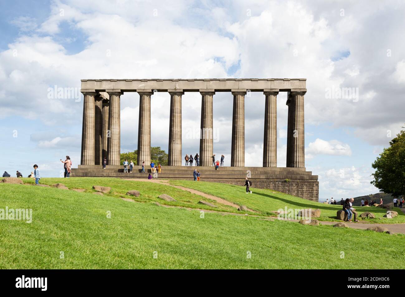 Il Monumento Nazionale della Scozia, o la disgrazia di Edimburgo, un monumento incompiuto del XIX secolo, Calton Hill, Edinburgh Scotland UK Foto Stock