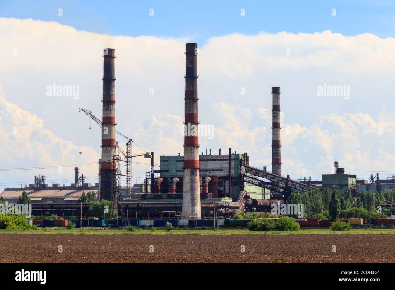 Paesaggio industriale. Vista della fabbrica a Nikopol, regione di Dnepropetrovsk. Nikopol Ferroloy Plant è un produttore di Ferroloy manganese e relativi ma Foto Stock