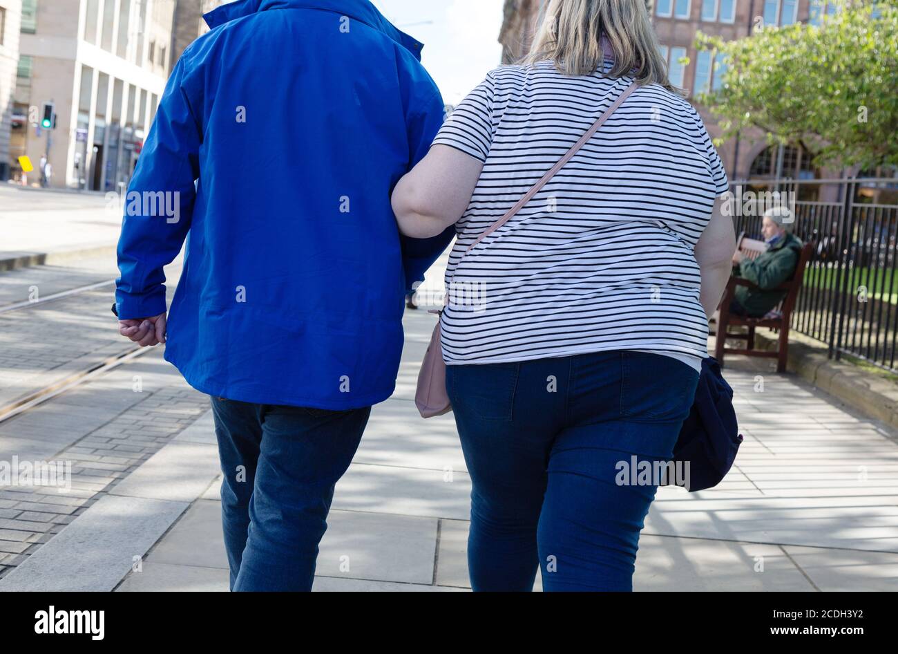Obesità Scozia - vista posteriore di una donna obesa che cammina per strada, esempio di obesità UK; Edimburgo Scozia UK Foto Stock