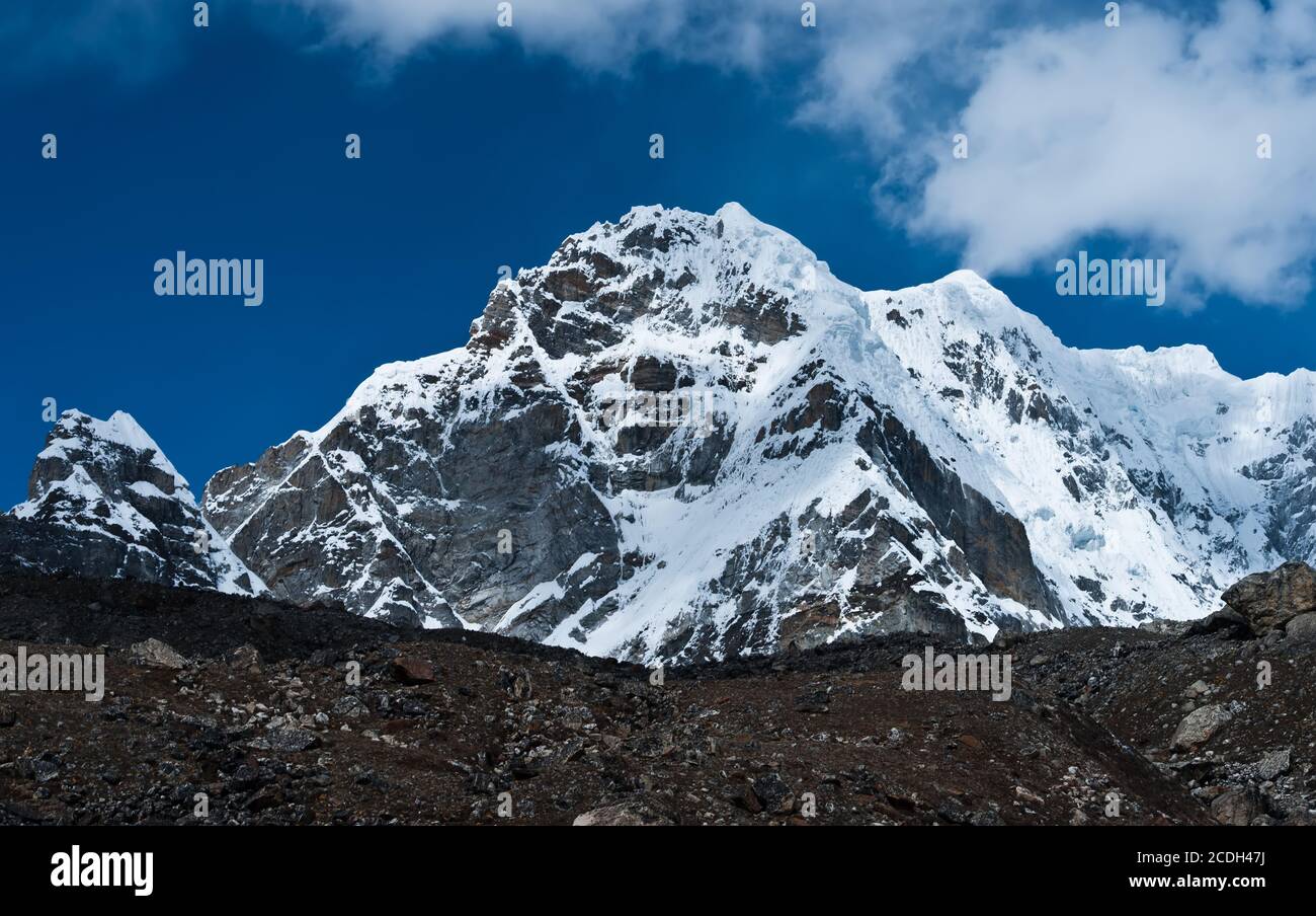 Innevate vette di montagna e nuvole in Himalaya Foto Stock