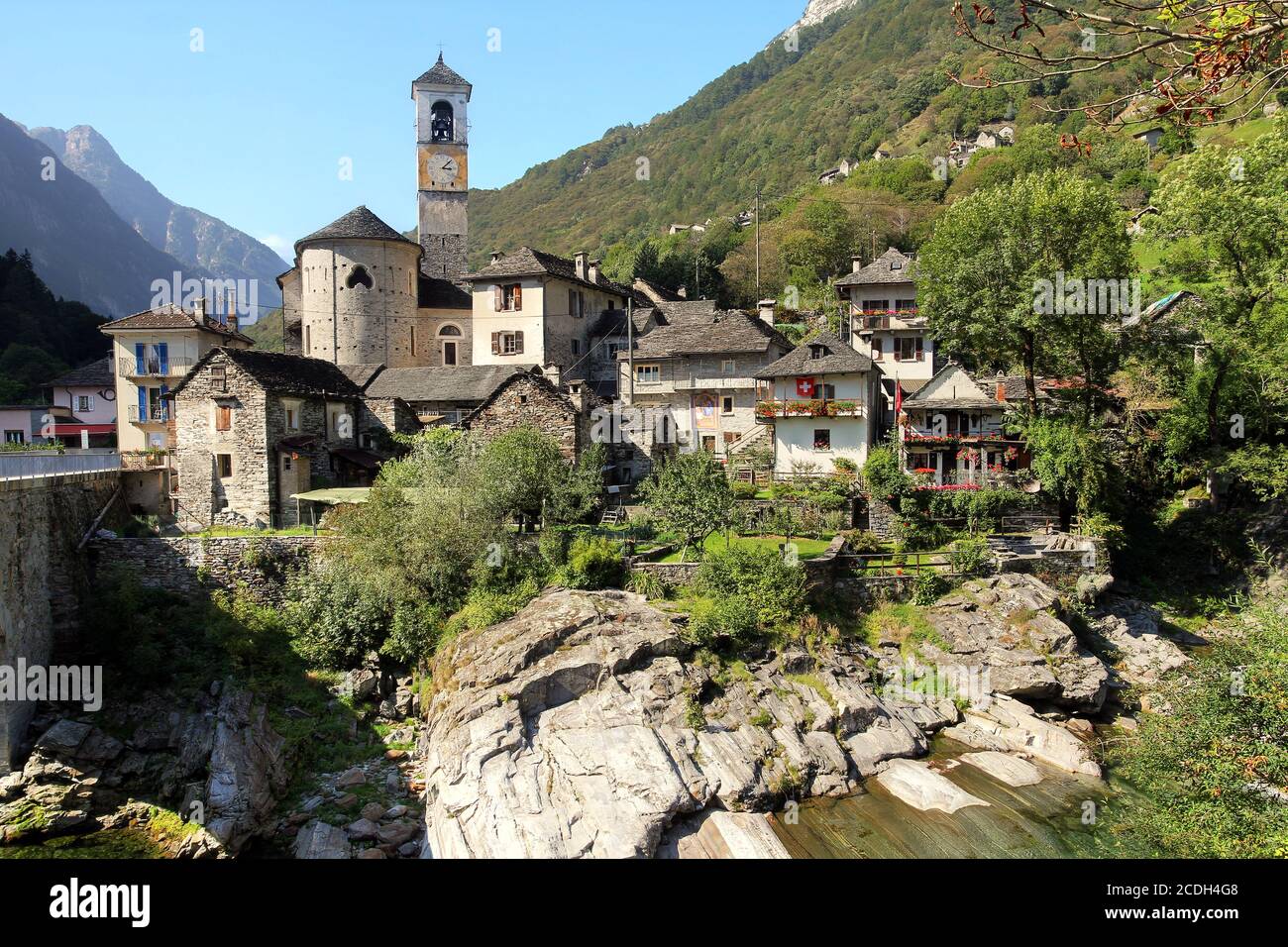 La Chiesa della Madonna degli Angeli domina la cittadina di Lavertezzo, un paese rustico lungo la splendida Verzasca (Valle) in Ticino c. Foto Stock