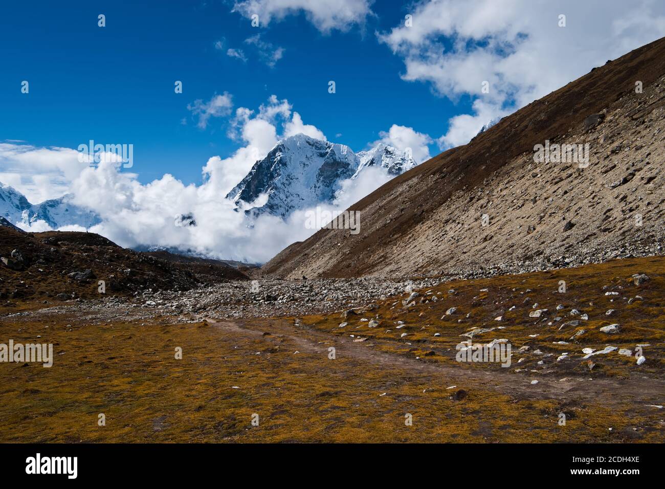 Paesaggio dell'Himalaya in autunno: collina e cime di montagna Foto Stock