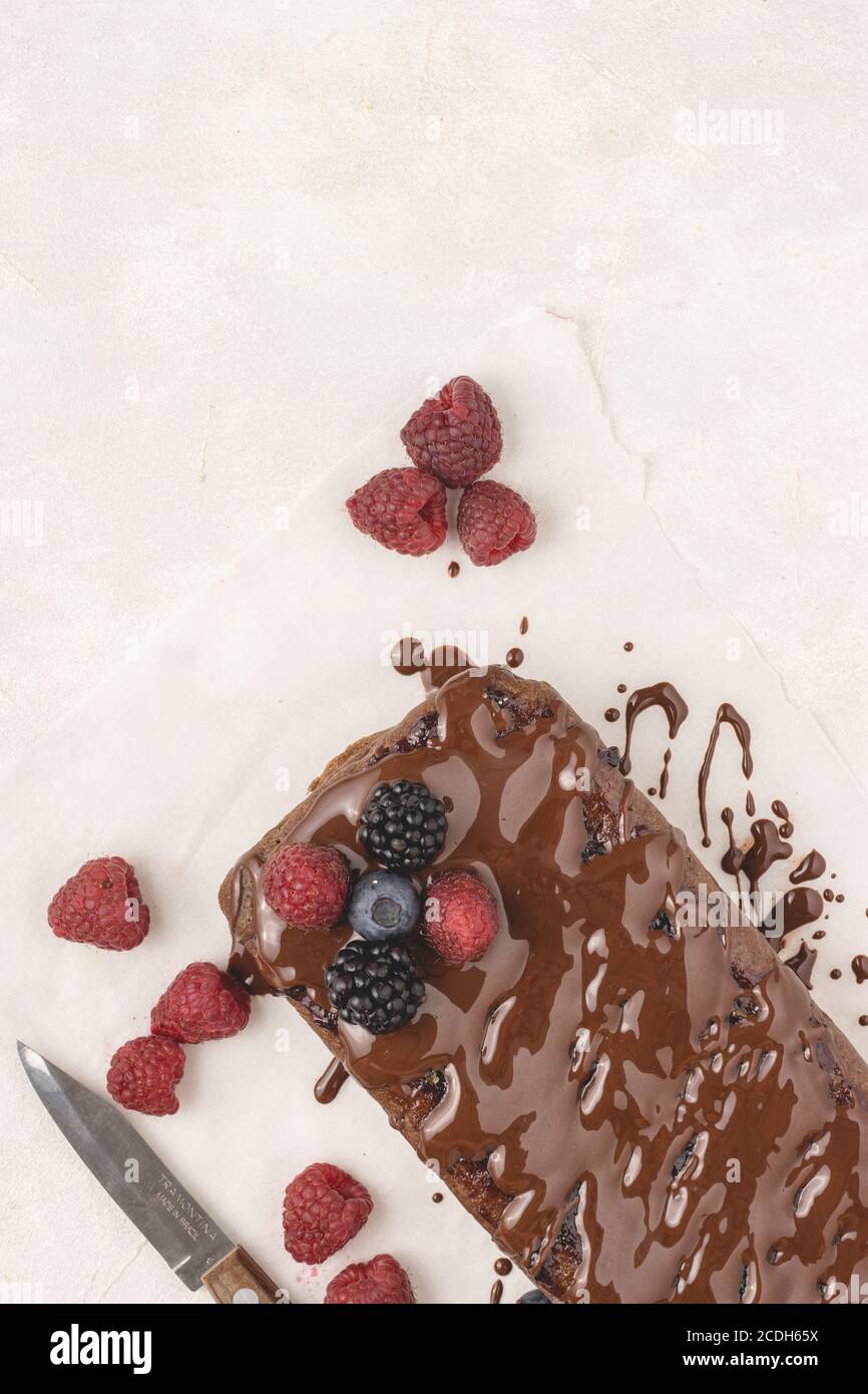 Torta alla cannella fatta in casa con marmellata e cioccolato fondente, vista dall'alto, piatto. Torta deliziosa, torta gustosa. Spazio libero per il testo. Foto Stock