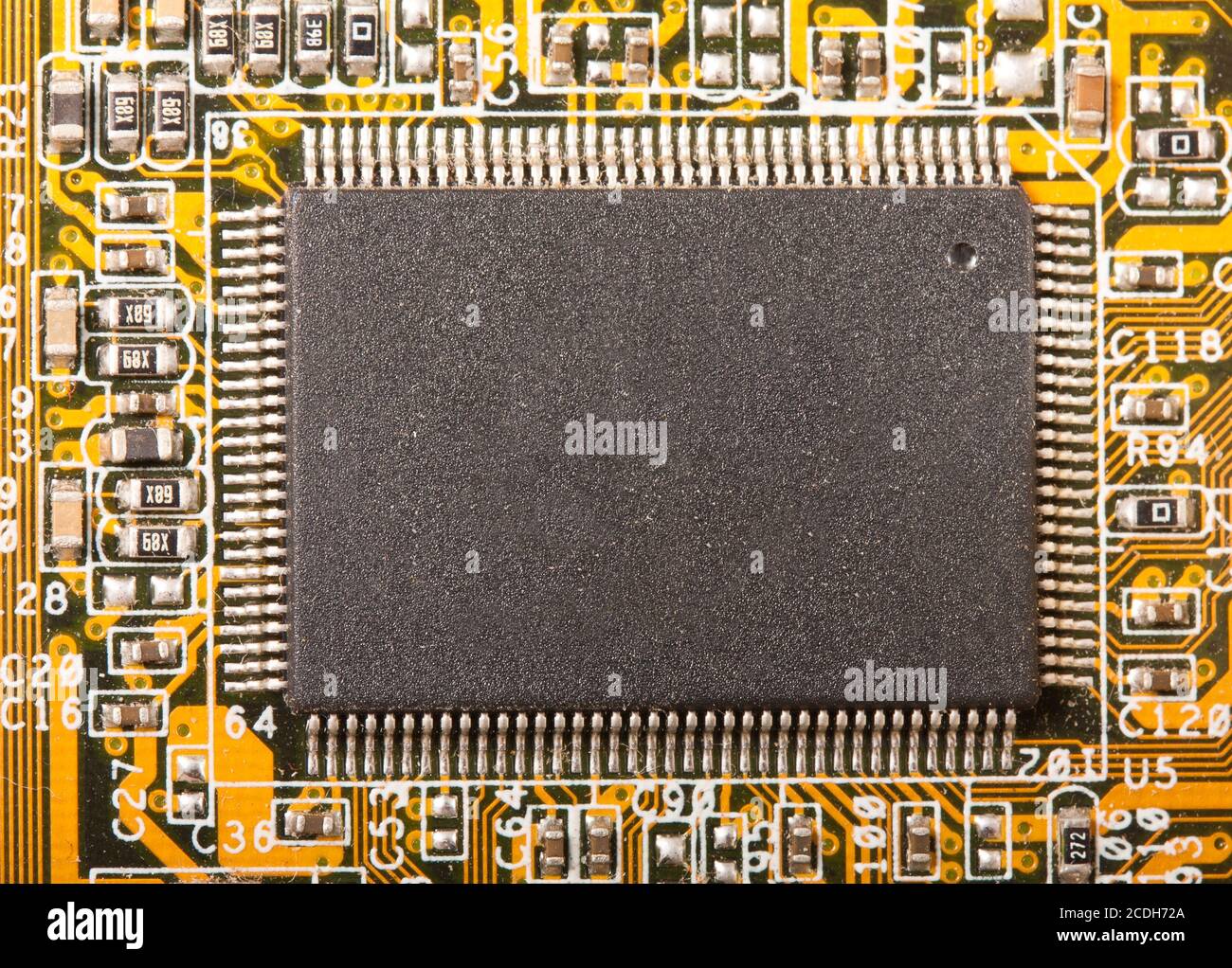 Chip elettronico sulla scheda a circuito stampato Foto Stock