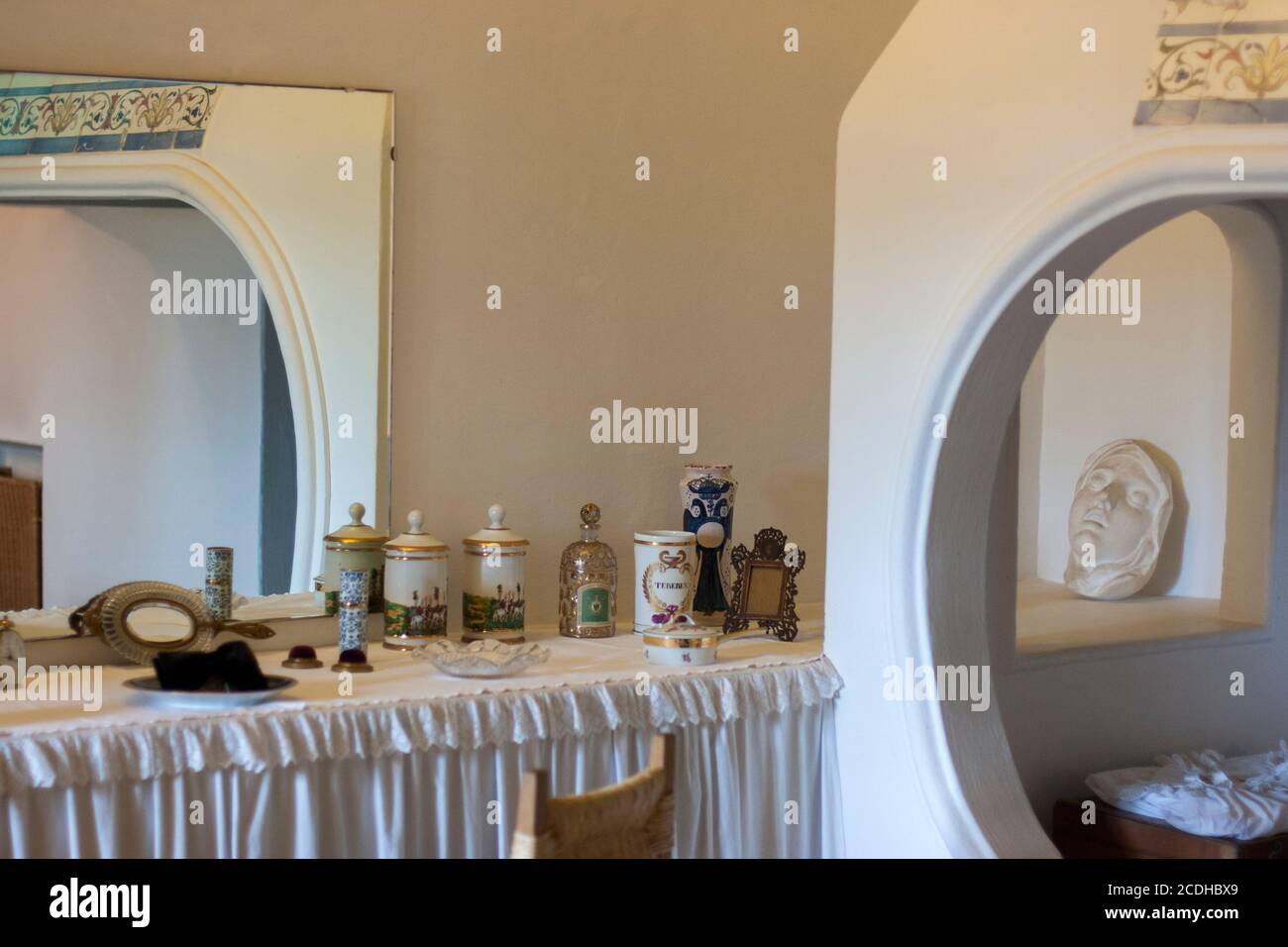 Pubol, Castello di Gala Dalí-Museo Dresser bagno e vanità per Gala.  Splendidamente attrezzata con bigiotteria, vasi e specchi Foto stock - Alamy