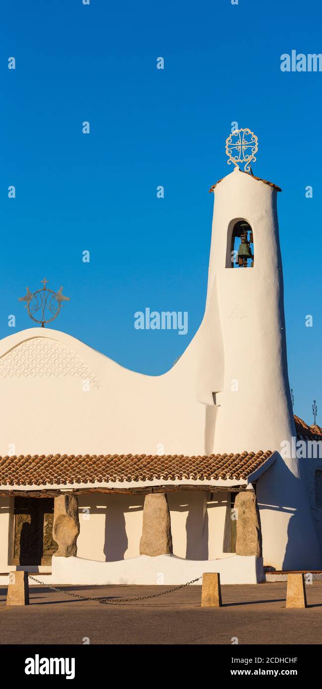 Italia, Sardegna, Costa Smeralda, Porto Cervo, Chiesa Stella Maris dell' architetto Michael Busiri Vici Foto stock - Alamy