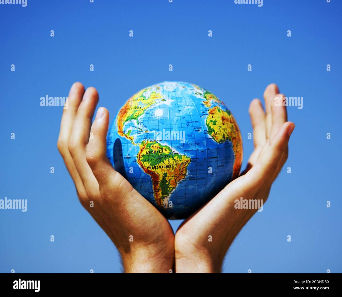 Terra globo in mani protette. Ideale per concetti di protezione della terra Foto Stock