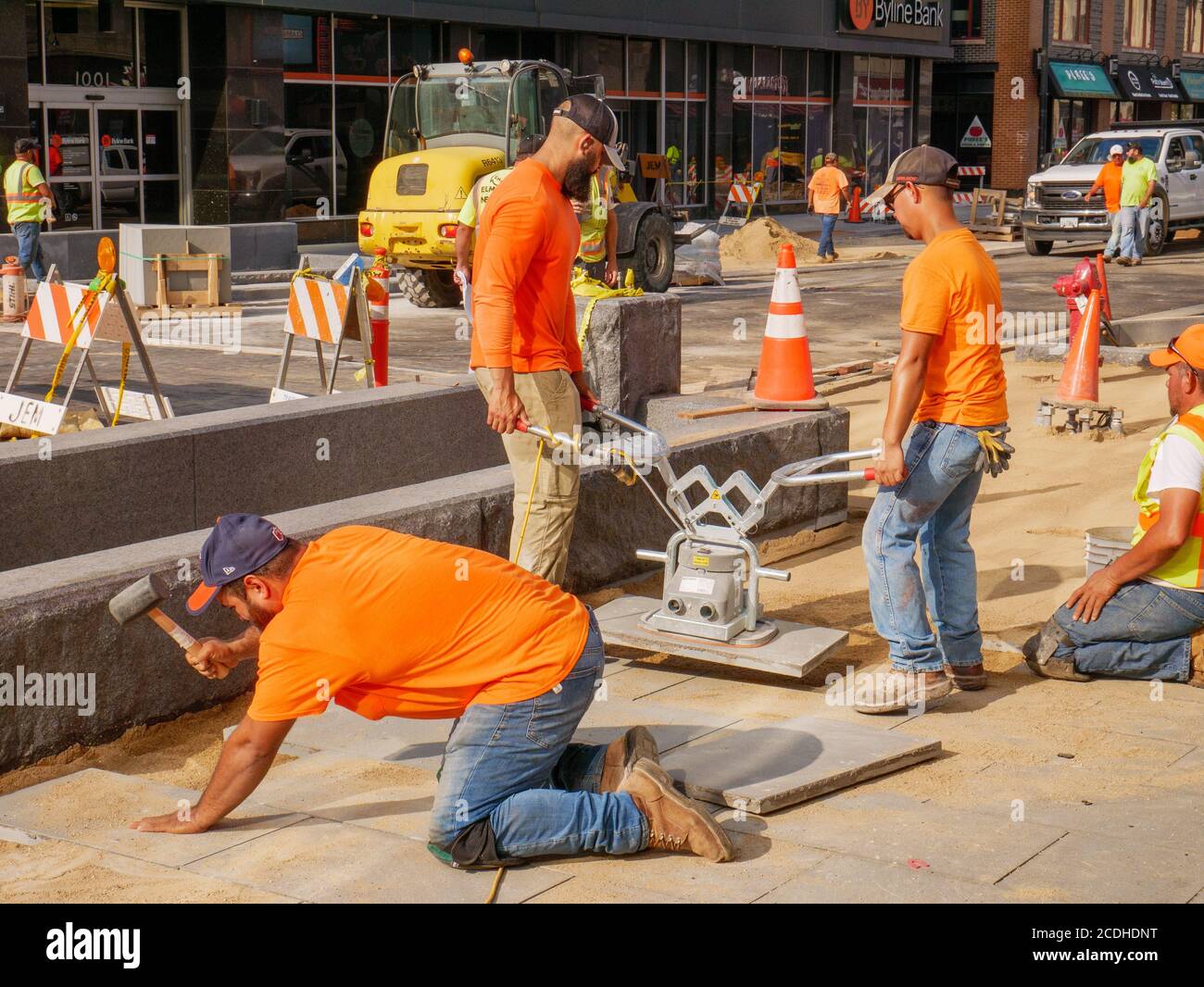 Lavoratori edili che utilizzano un sollevatore elettrico a ventosa per  posizionare i blocchi di pavimentazione sul progetto di ricostruzione Lake  Street. Oak Park, Illinois Foto stock - Alamy