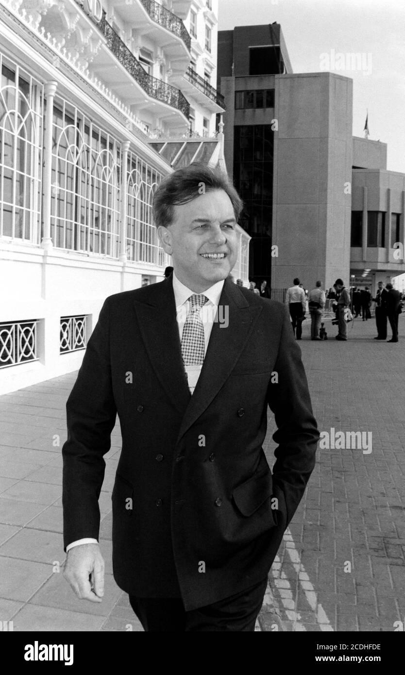 John Patten, deputato del Segretario di Stato per l'Istruzione e la Scienza, passa davanti al Grand Hotel durante la Conferenza del Partito conservatore al Centro Internazionale di Brighton. 06 ottobre 1992. Foto: Neil Turner Foto Stock