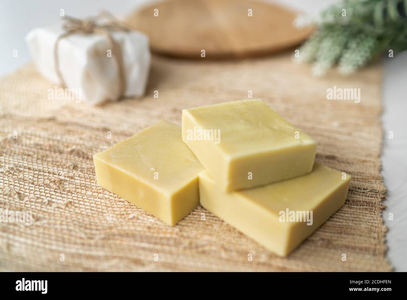 Saponi fatti a mano con olio d'oliva naturale saponette fai da te fatte in casa con oli essafini alla lavanda - attività per cosa fare a casa. Vista dall'alto su decorativo Foto Stock