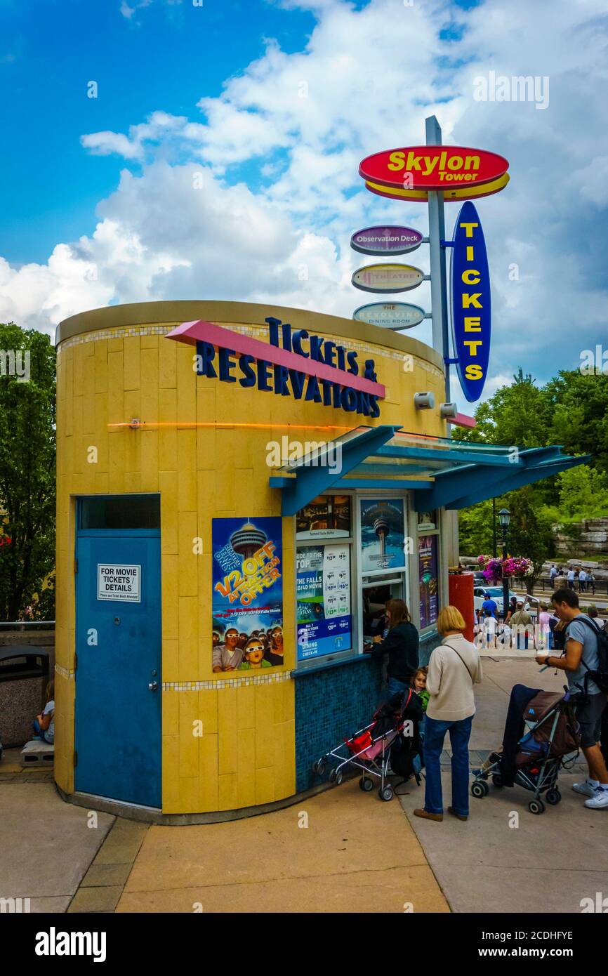Cascate del Niagara, Ontario, Canada, 2015 luglio - la famiglia con bambini acquista il biglietto d'ingresso in una biglietteria per accedere al parco e alle attrazioni di Skylon Foto Stock